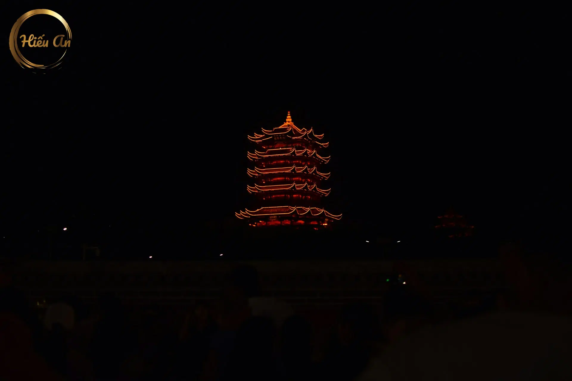 Hũ Tro Cốt: Nên Chọn Loại Trơn Hay Có Hoa Văn, Kinh Phật?