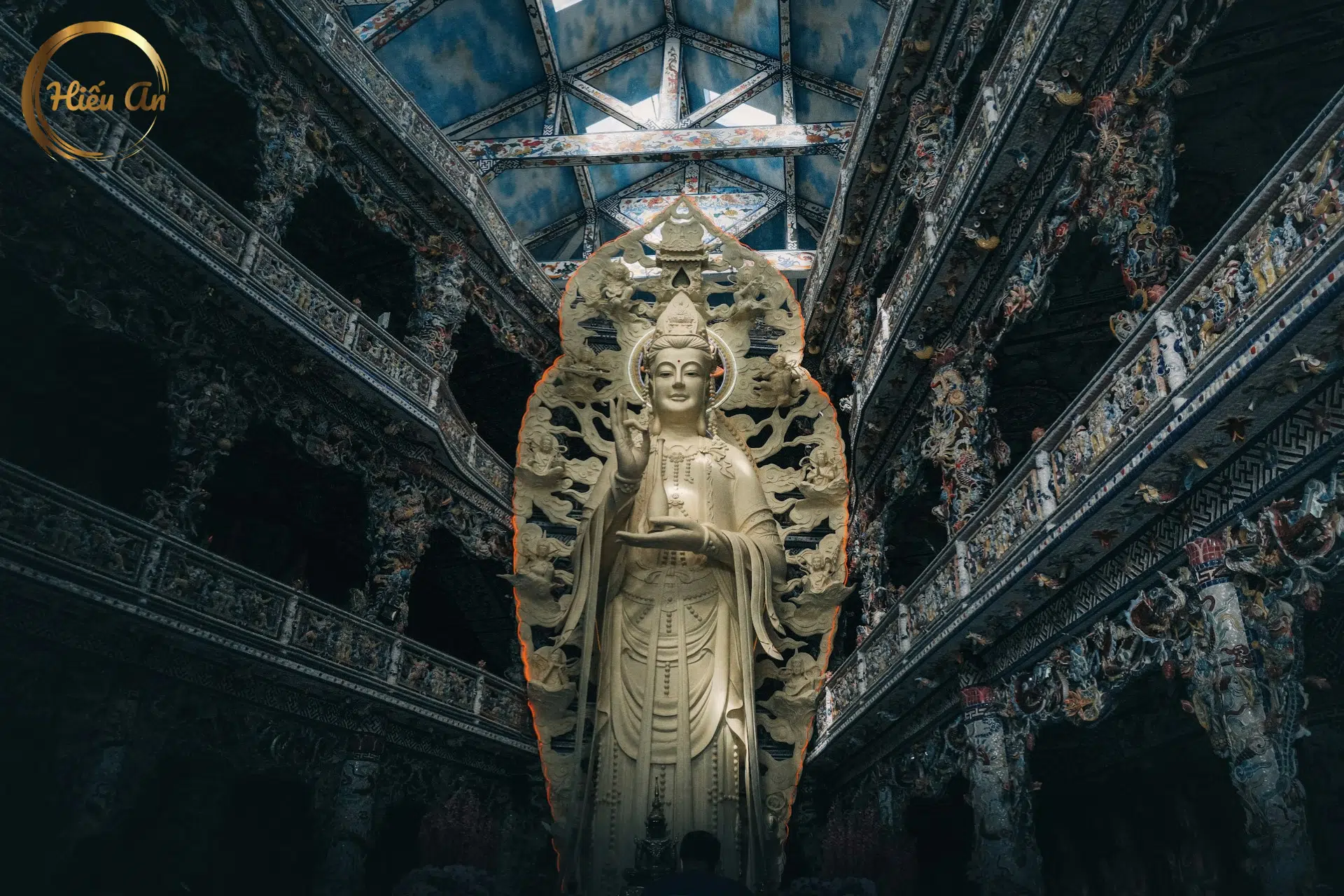 Hoa, Nến Và Hũ Tro Cốt – Bộ Ba Thiêng Liêng Không Thể Thiếu Trong Ngày Thanh Minh