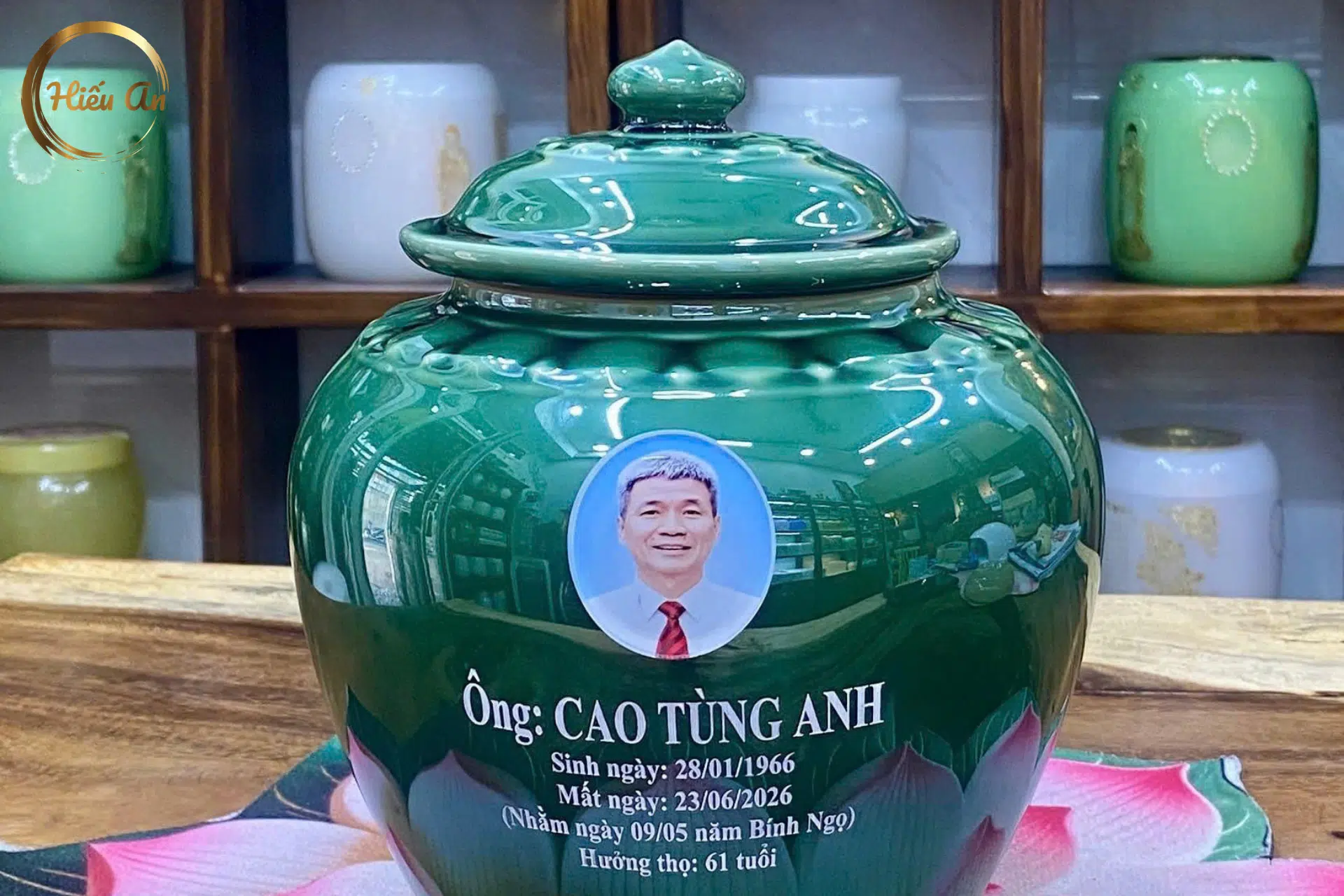 Từ Ảnh Cũ Đã Ố Vàng Đến Ảnh Mới Rõ Nét – Hành Trình Làm Mới Hũ Tro Cốt Tại Hiếu An