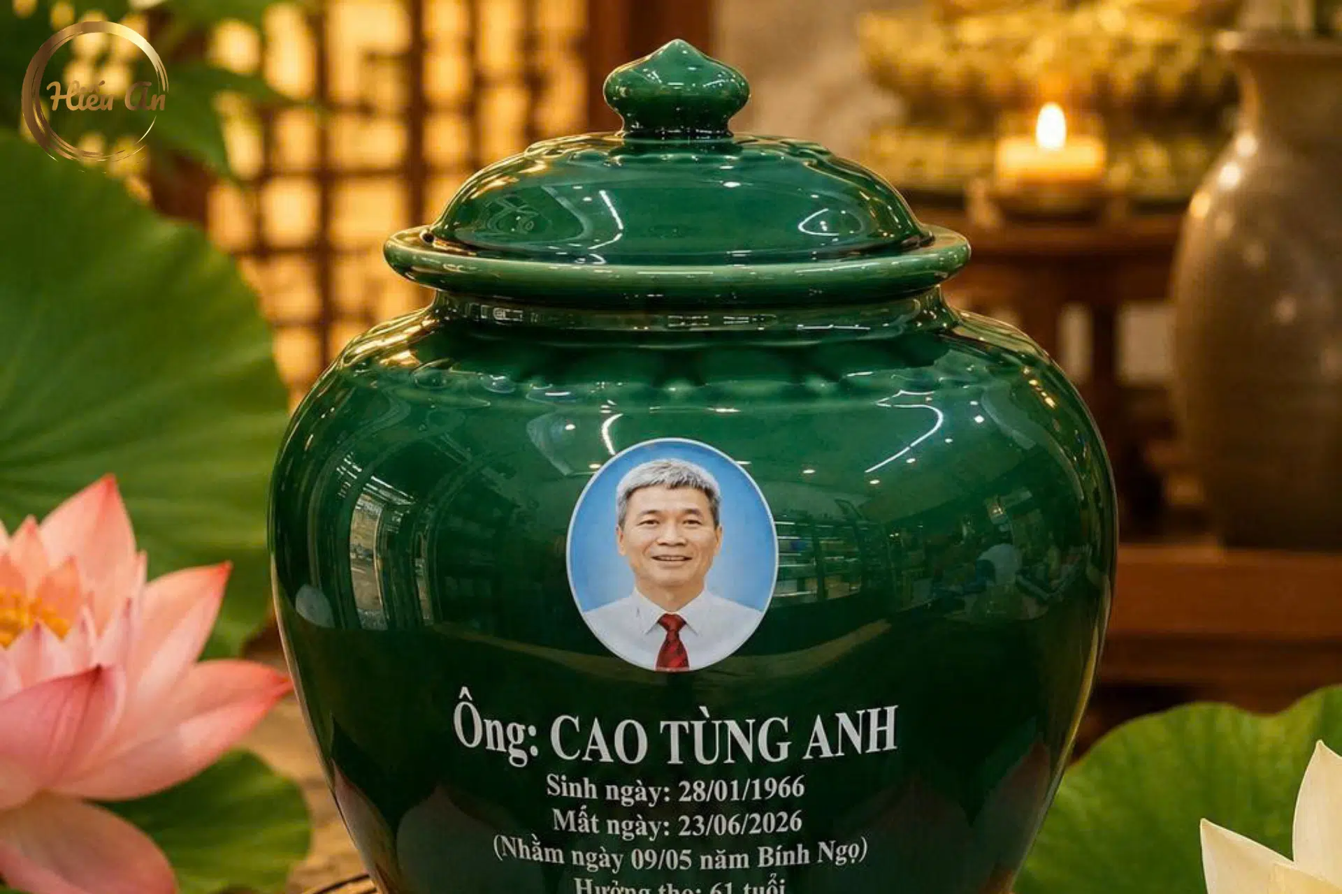Nên Chọn Ảnh Lúc Trẻ Hay Ảnh Lúc Lớn Tuổi Để Làm Hình Trên Hũ Tro Cốt?